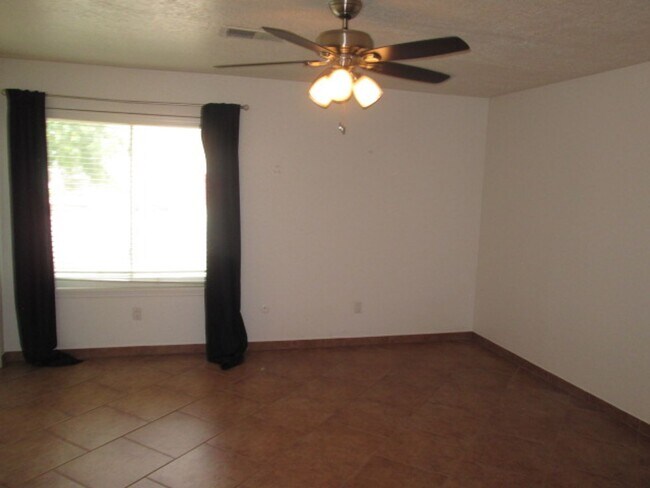 Building Photo - Desireable NE Heights