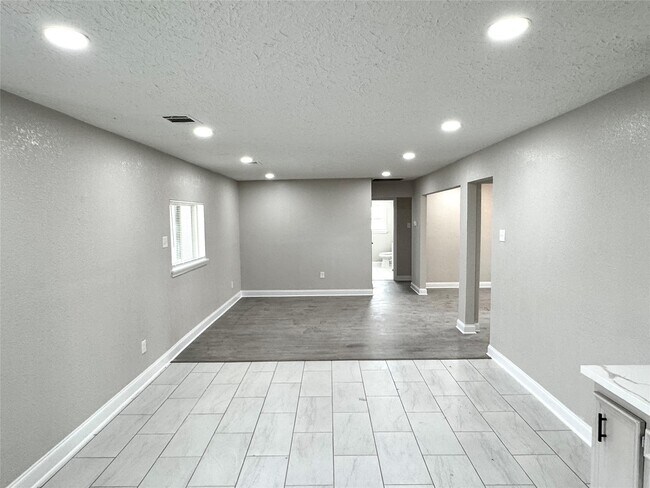 Building Photo - 6321 Apache Dr