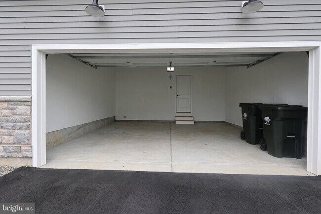 Building Photo - 4 Cherry Ln