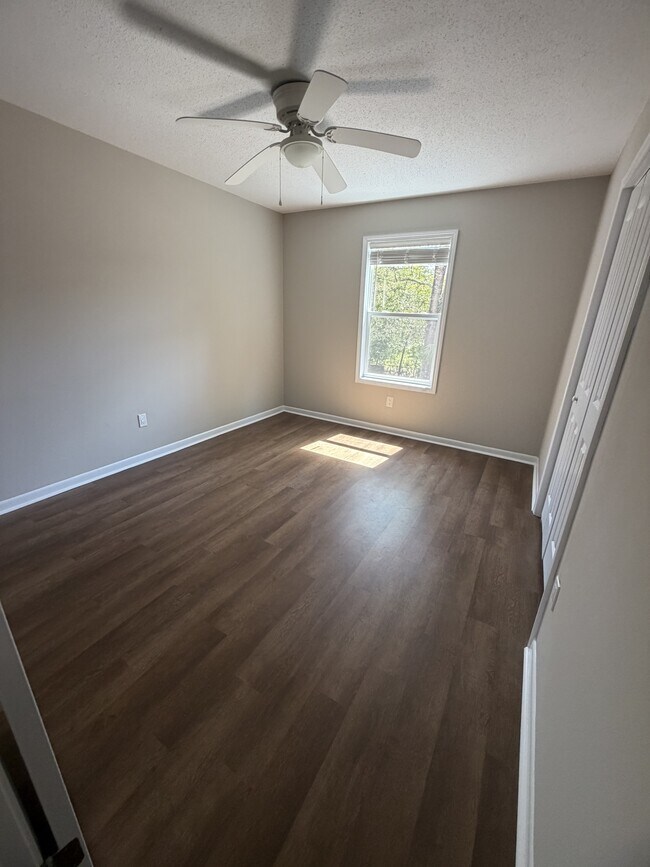 Building Photo - 124 Hampton Dr