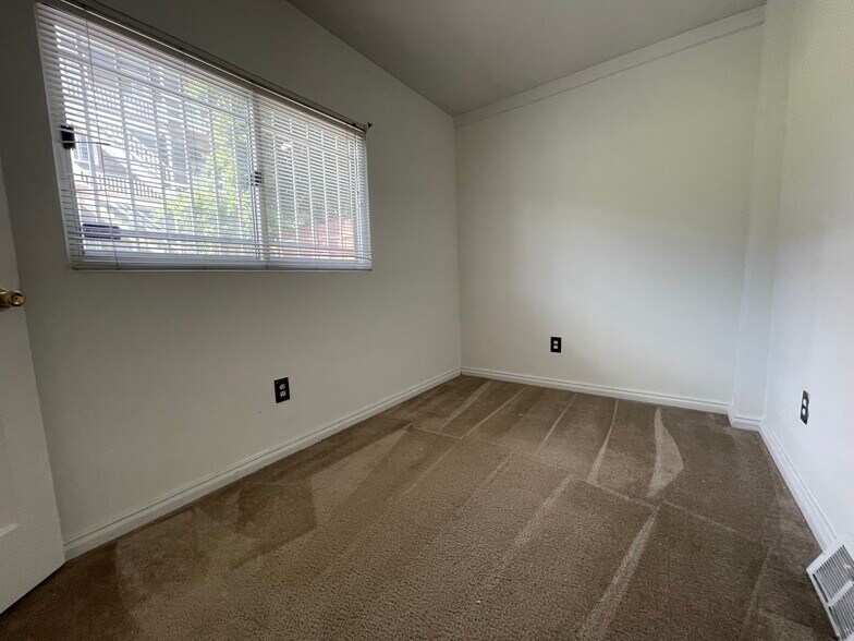 Building Photo - 212 Coltart Ave