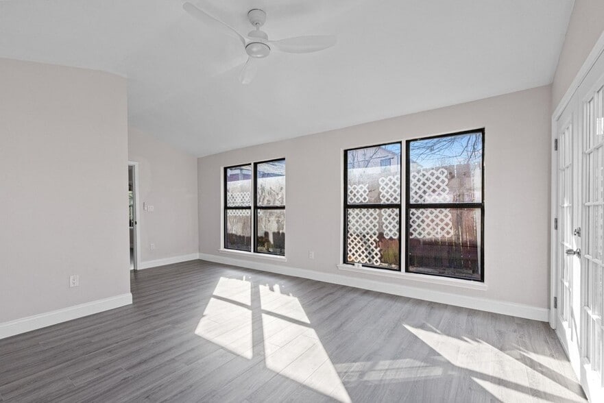 Building Photo - 2435 Sharon St