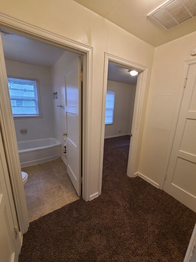 Building Photo - 2 Bedroom Single Family Home Pet Friendly