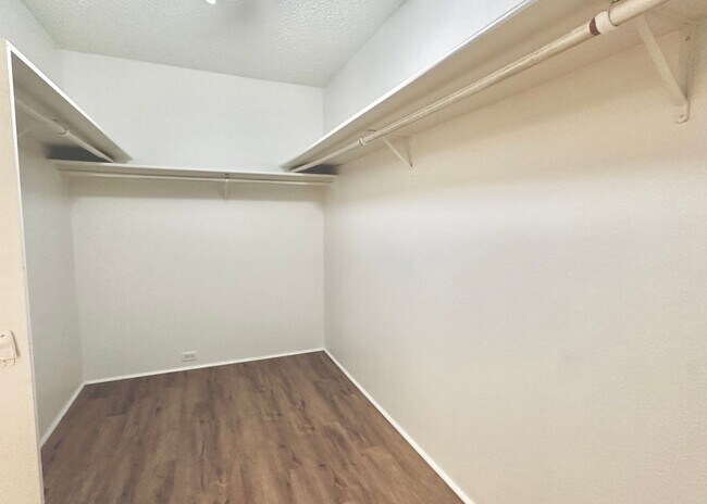 Building Photo - SPACIOUS 3 BEDROOM 2.5 BATH HOME IN KAIMUKI W/2 CAR GARAGE