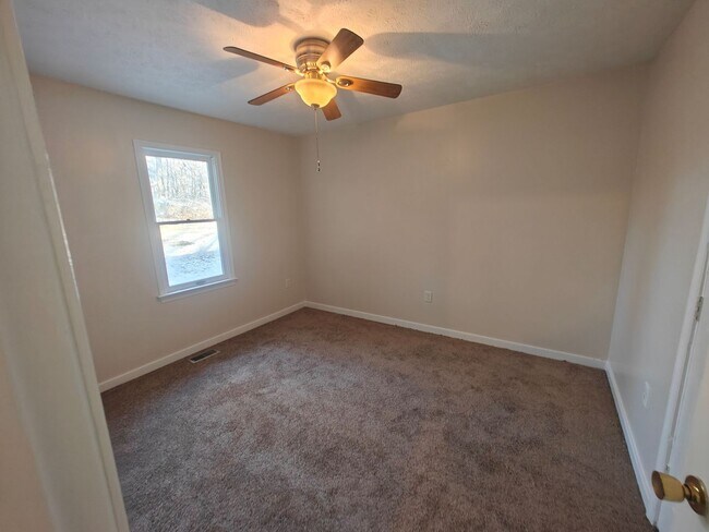 Building Photo - 3 bedroom ranch style home