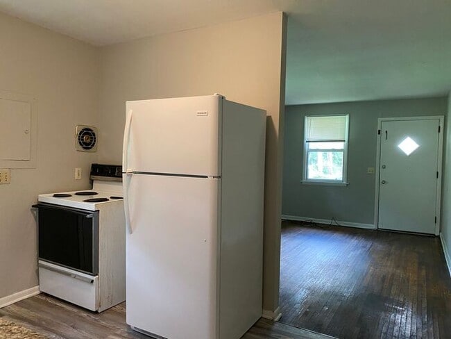 Building Photo - Cozy 2 Bedroom Duplex Available - Walk Dow...