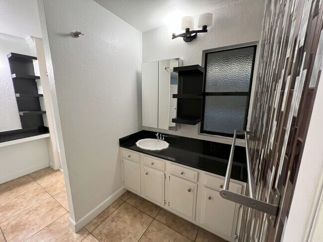 Building Photo - Remodeled 2 Bed, 2 Bath Unit in Downtown S...