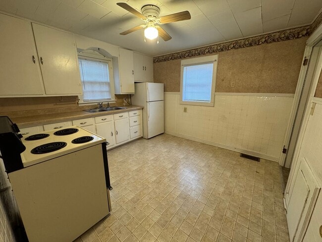 Building Photo - 402 N 8th St