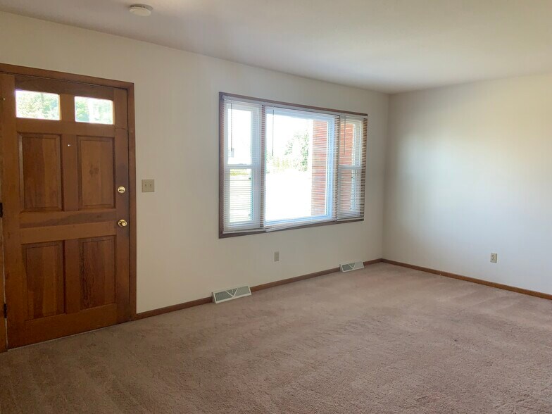 Living Room / Front Entry - 4158 Woodbine Ter