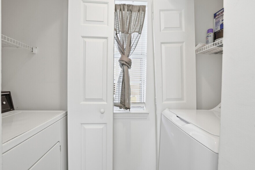 Building Photo - 510 White River Dr