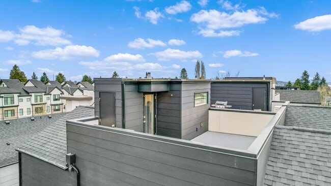 Building Photo - Stunning Modern Air-Conditioned Townhome in Coveted Whittier Heights
