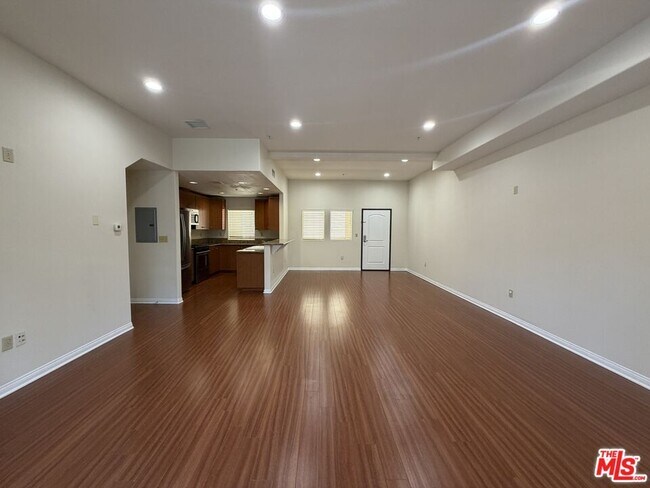 Building Photo - 15024 Magnolia Blvd