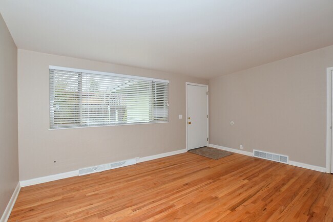 Living - 1801 Crestmore Pl