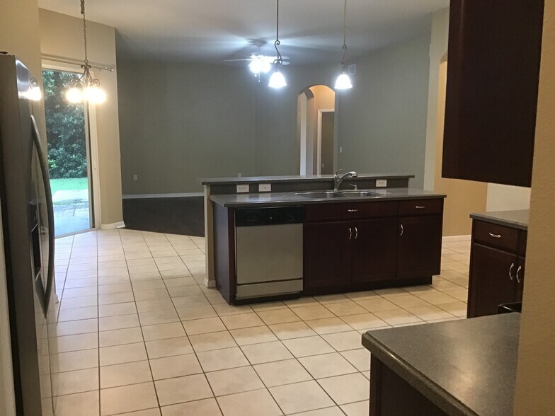 Building Photo - 16150 Bridgepark Dr