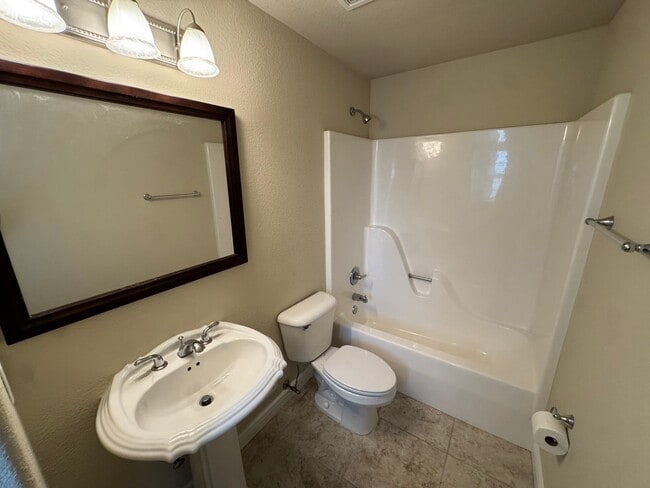 Building Photo - 407 Lyndal Ln