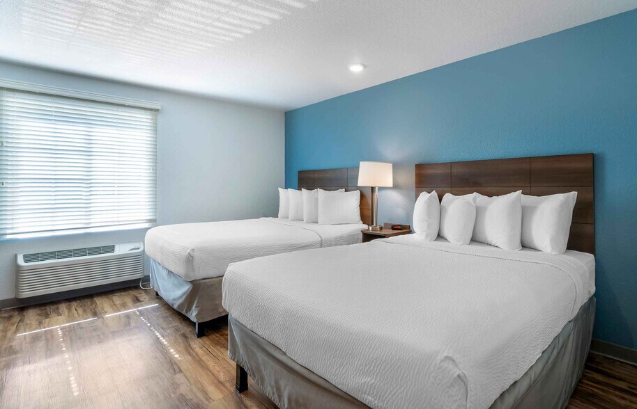 Building Photo - Furnished Studio-Clearwater