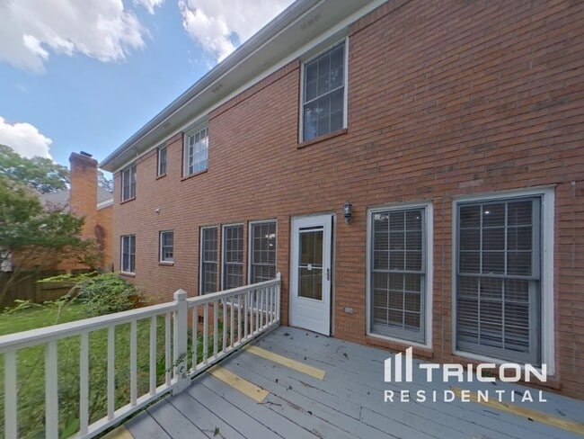 Building Photo - 5630 Vicarage Walk