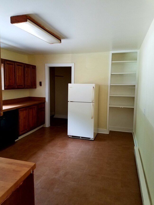 Building Photo - 1 Bedroom Freshly Painted Apartment with Bonus Room On Route 390 In Canadensis