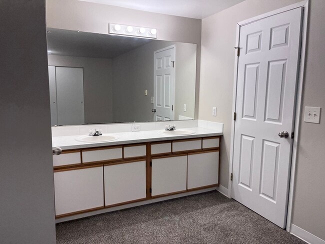 Building Photo - Beautiful Forest Views From The Top Floor and a Great Deal!! $1000 Off Your First Full Month!