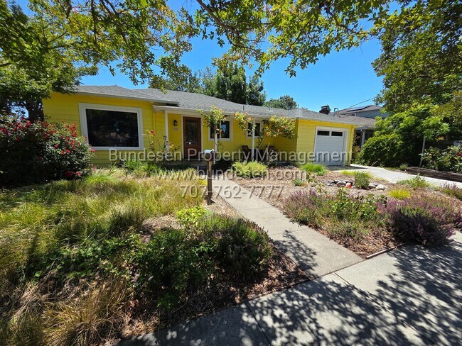 Building Photo - Beautiful 2 bedroom, 1 bath in the desirable Montgomery Village neighborhood - Santa Rosa