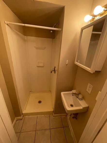 Bathroom - 1806 N Gratz St