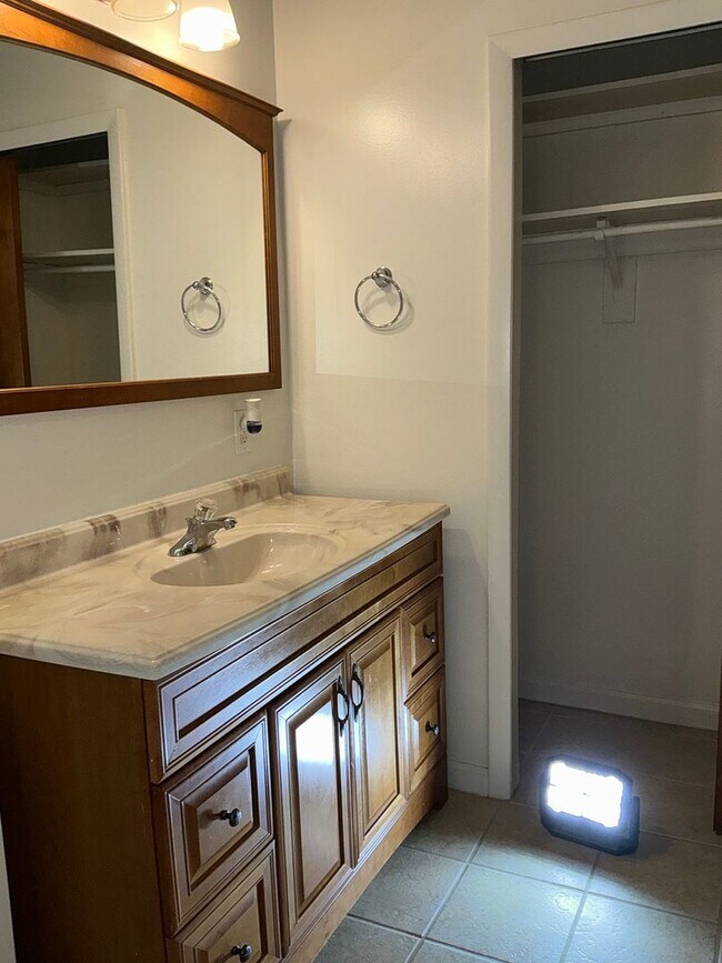 Building Photo - Renovated 1 BR, 1 BA, kitchen w/new appliances,