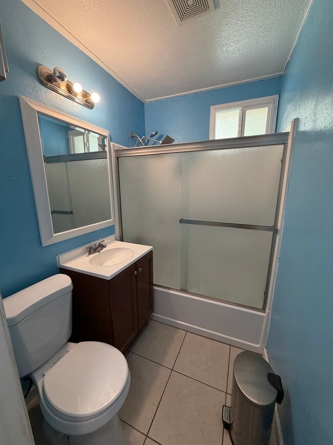 Building Photo - Newly Renovated Home in Tower District!