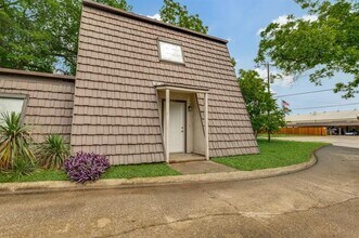 Building Photo - 809 E Pioneer Dr