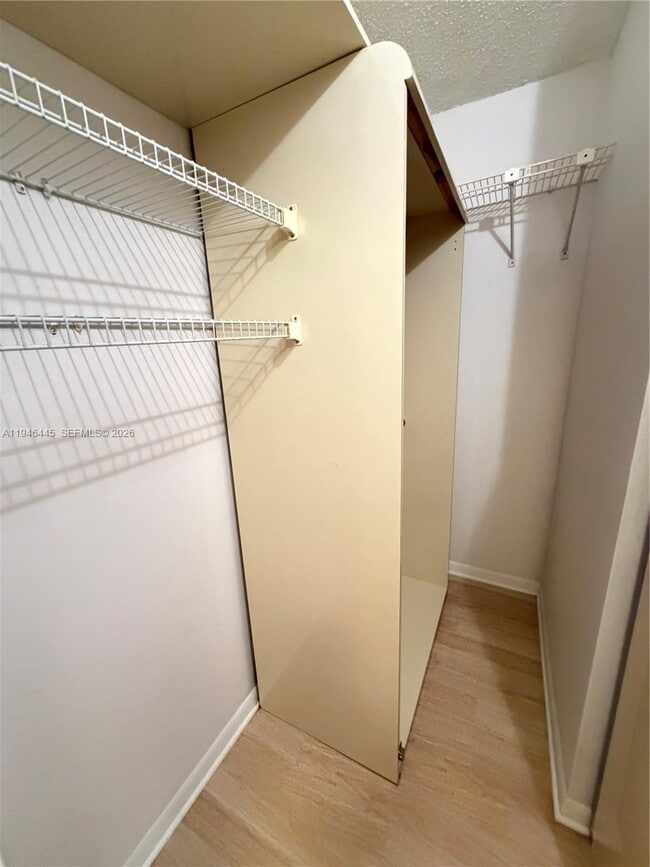 Building Photo - 919 Hillcrest Dr