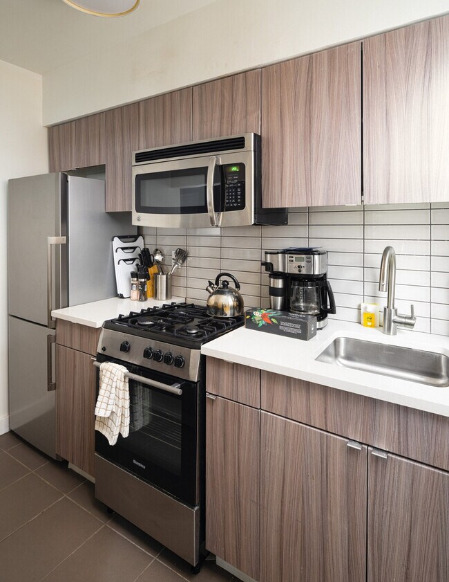 Building Photo - 411 E 50th St