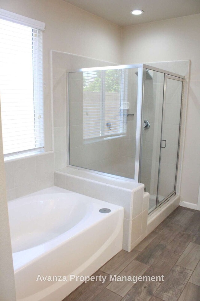 Building Photo - 4 Bed/2.5 Bath - Home for Rent Rent: $3,195/month Security Deposit: $3,295 Clovis East High Schoo...