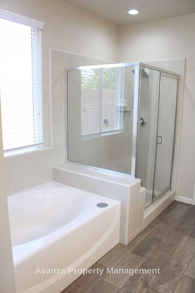 Building Photo - Home for Rent 4 Bed/2.5 Bath - 2,400 Sq Ft. Rent: $3,195/month Security Deposit: $3,295 Clovis Ea...