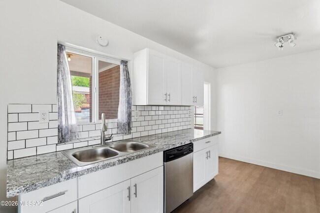 Building Photo - 4026 E Alhambra Pl