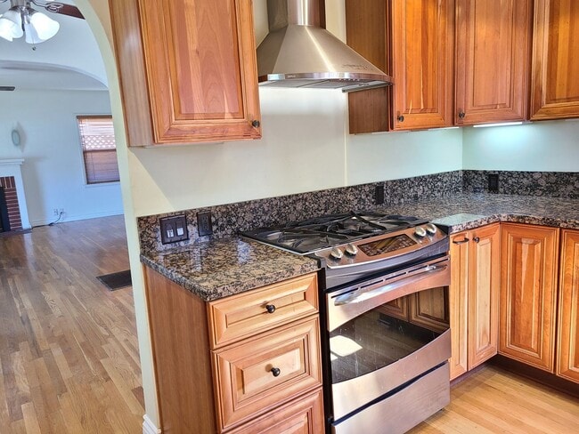 Building Photo - Raymond