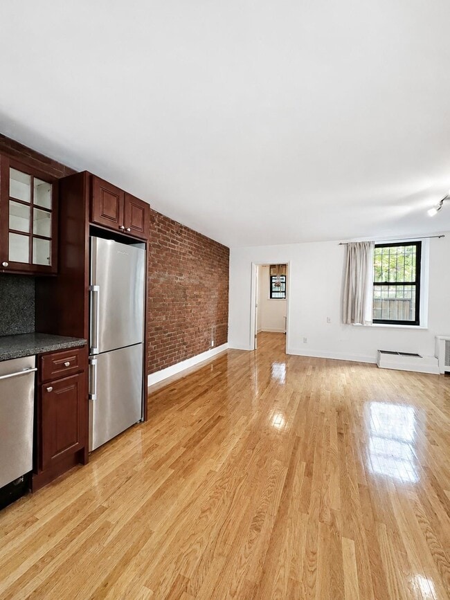 Building Photo - 40 W 85th St