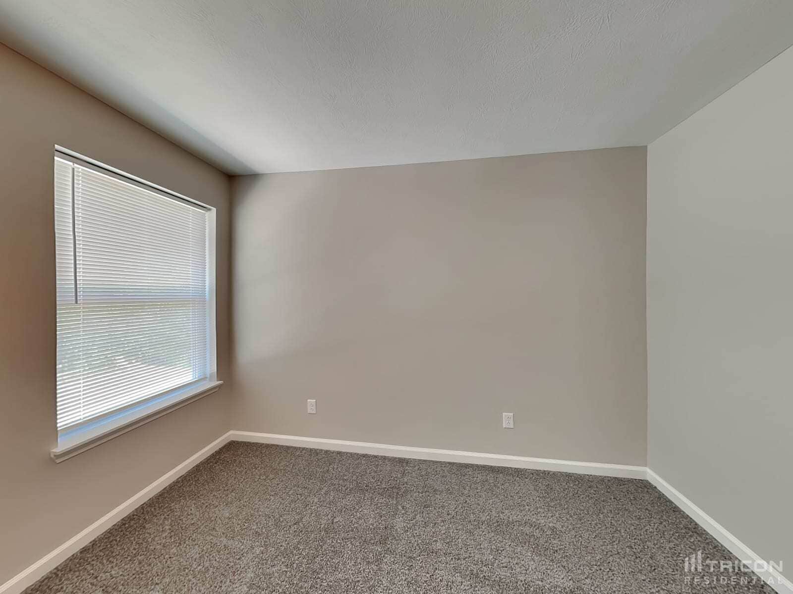 Building Photo - 906 W Clinton St