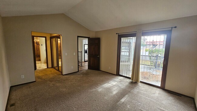 Building Photo - Spacious Townhome with Finished Basement i...