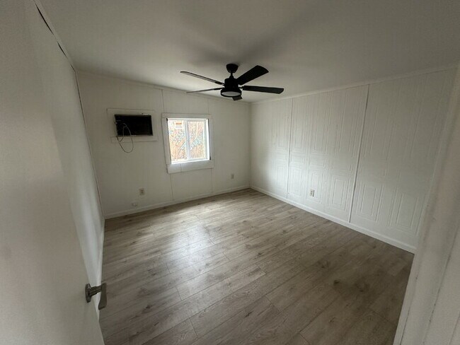 Building Photo - 327 Fairhaven Rd