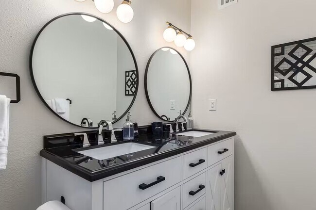 Building Photo - Heart of Old Town Scottsdale 2 bedroom 2.5 bathroom!