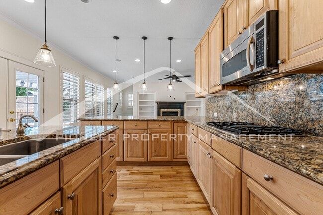 Building Photo - Gorgeous Home with Central AC and Washer/Dryer