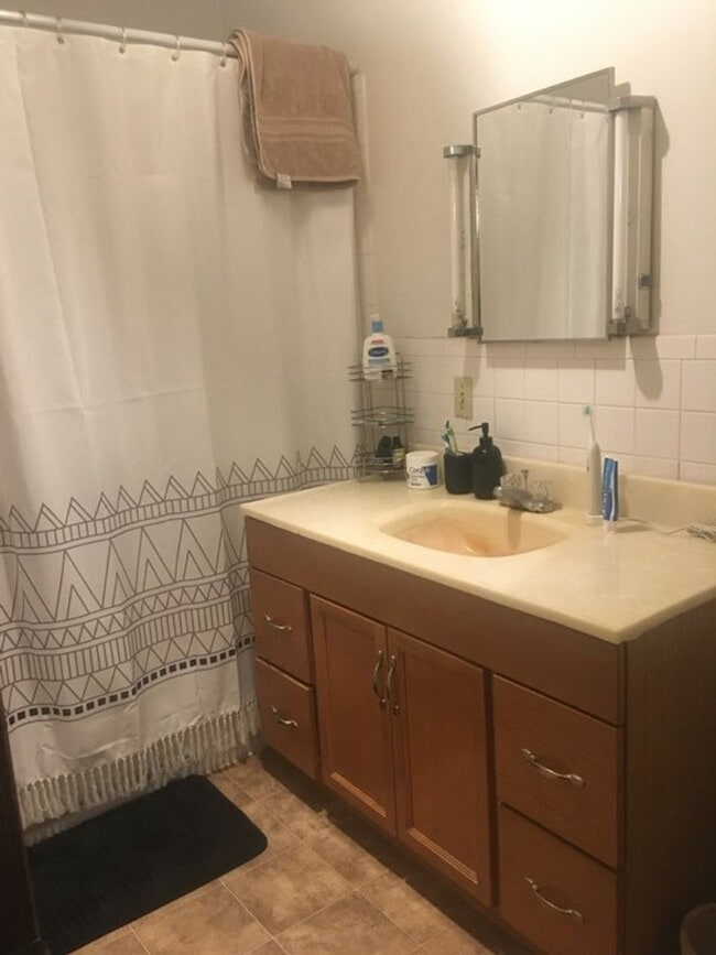 Building Photo - 1BR/1BA East Campus - Short Distance to Ca...