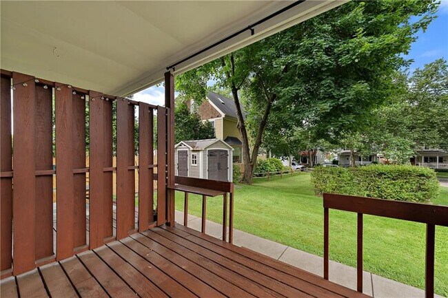 Building Photo - 318 Sprott Way