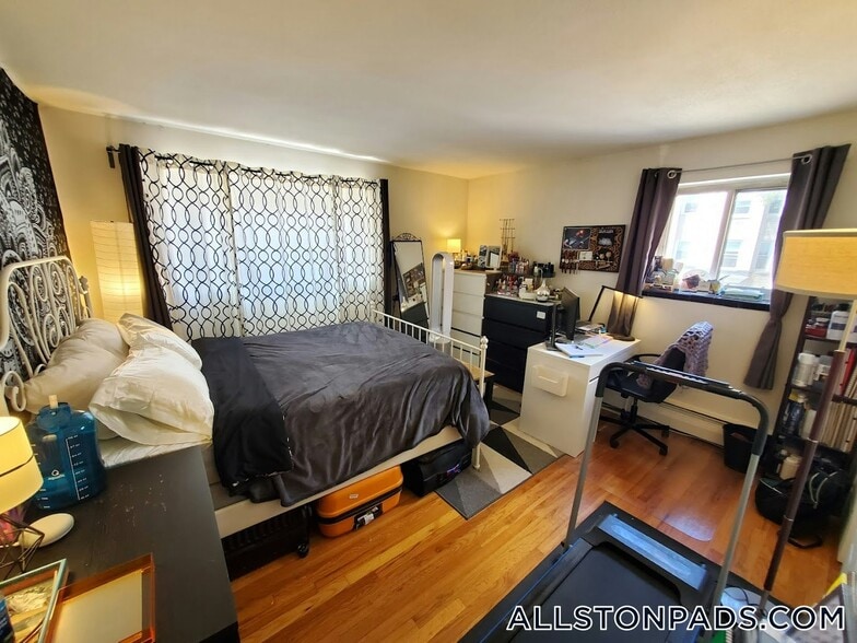 Building Photo - 245 Kelton St