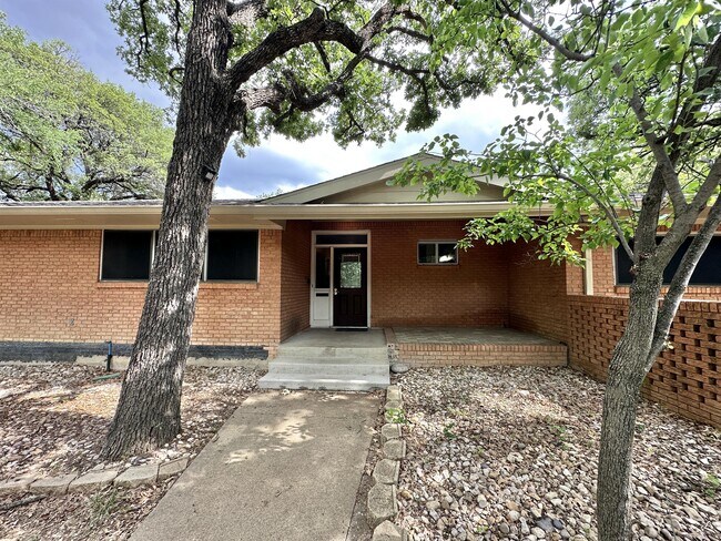 Building Photo - 1926 Laurelwood Dr