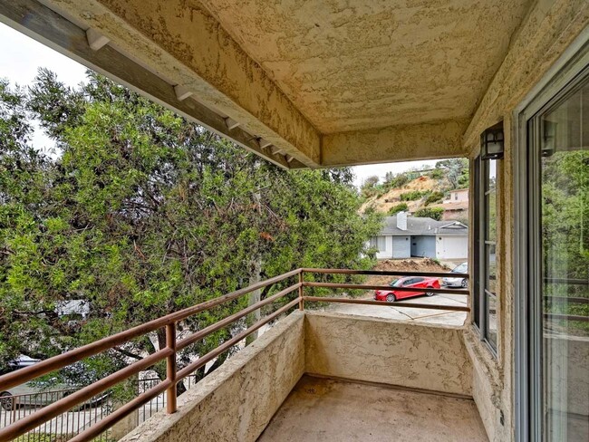 Building Photo - Sunny Top Floor Condo With Private Balcony...