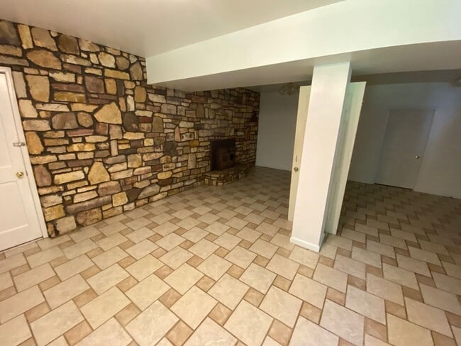 Building Photo - Three Bedroom Two Bathroom Home available in Blacksburg