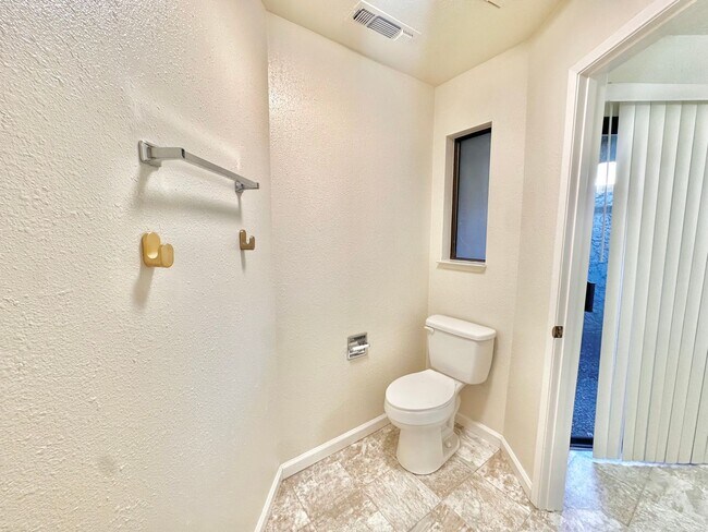 Building Photo - 1473 Manzanita Ave