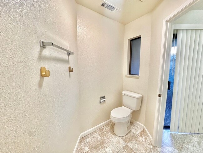 Building Photo - MOVE IN SPECIAL $500 off of first months rent!!