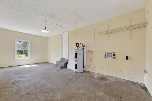 Building Photo - 573 Waldorf Dr
