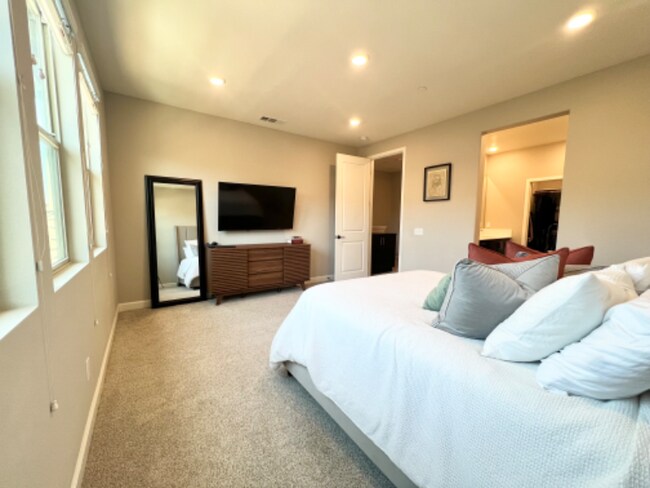 Building Photo - 1096 Delpy View Point